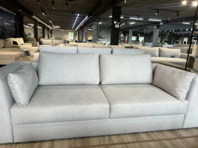 Лаконічний диван без ніжок з додатковими боковими подушками