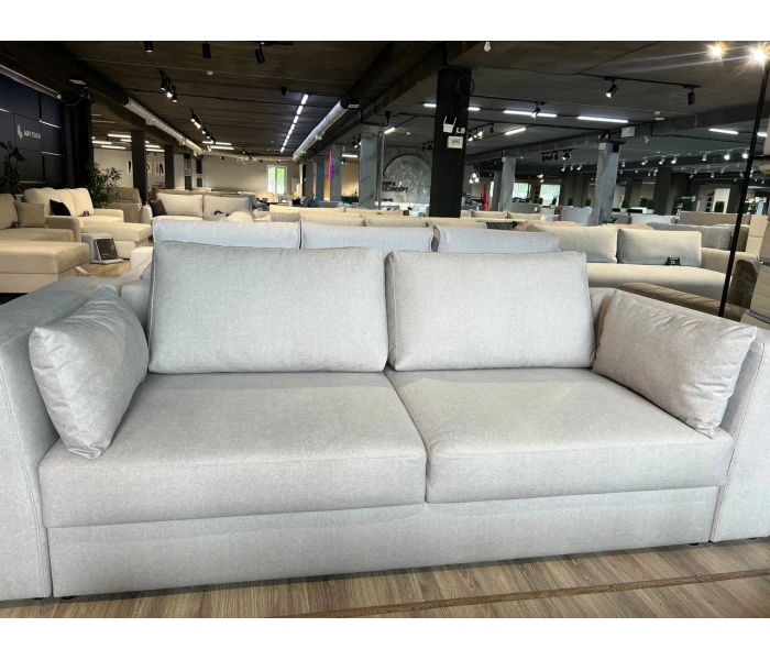 Лаконічний диван без ніжок з додатковими боковими подушками