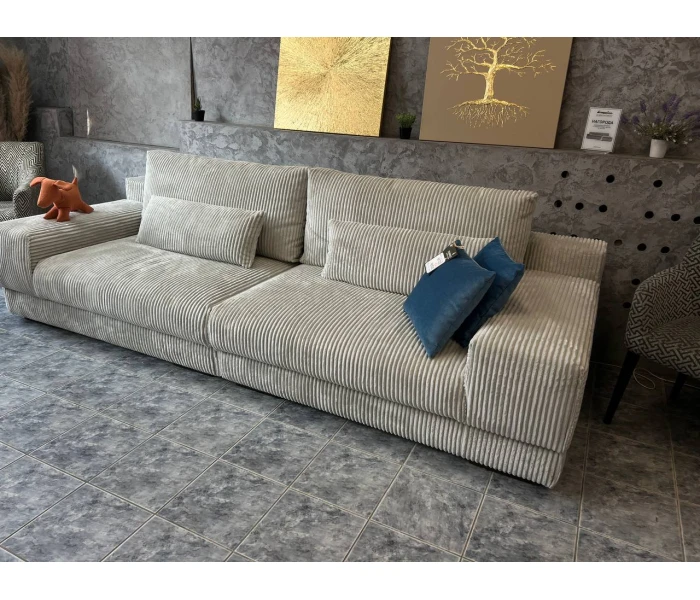 Низький прямий диван з широкими підлокітниками