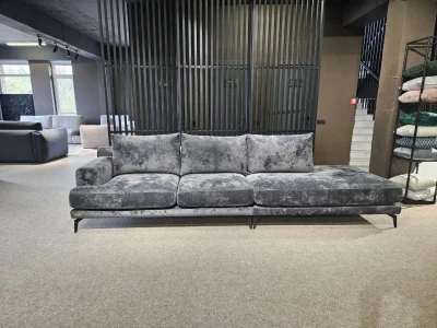 Серый диван-шезлонг с эффектом мрамора