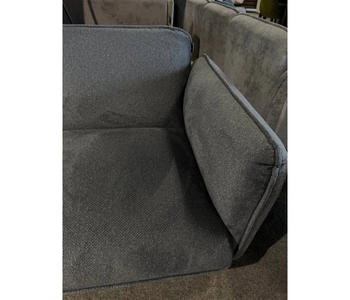 Двухместная серая софа, классический дизайн