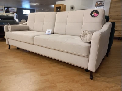 Кремовый диван на фигурных ножках