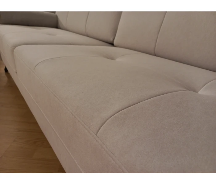 Кремовый диван на фигурных ножках