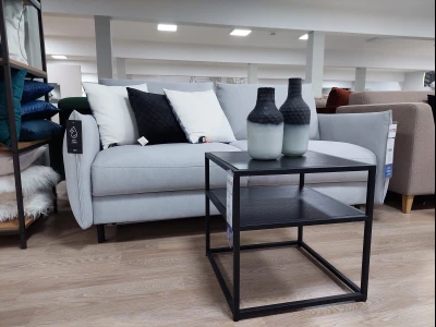 Компактный прямой диван с узкими подлокотниками