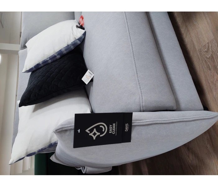 Компактний прямий диван з вузькими підлокітниками