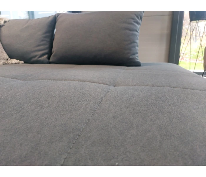 Лофт-диван с низкой посадкой и графичной стежкой сиденья