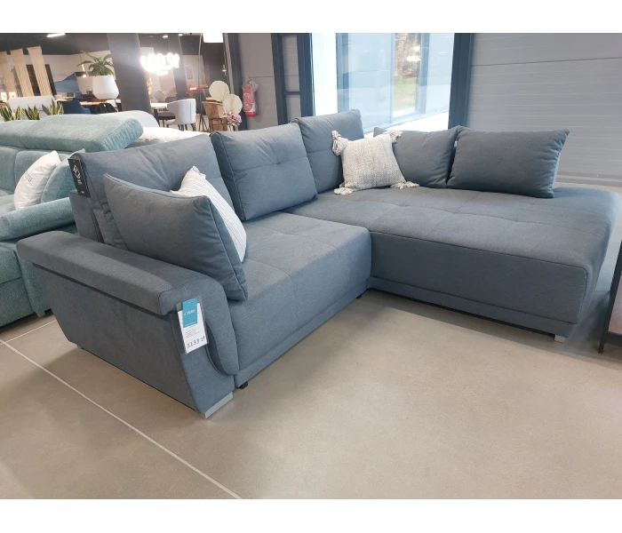 Лофт-диван с низкой посадкой и графичной стежкой сиденья