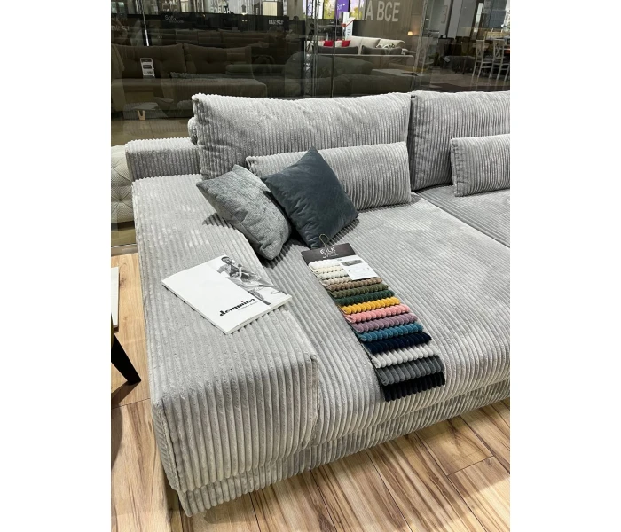 Диван кутовий у фактурну широку смужку з низьким профілем