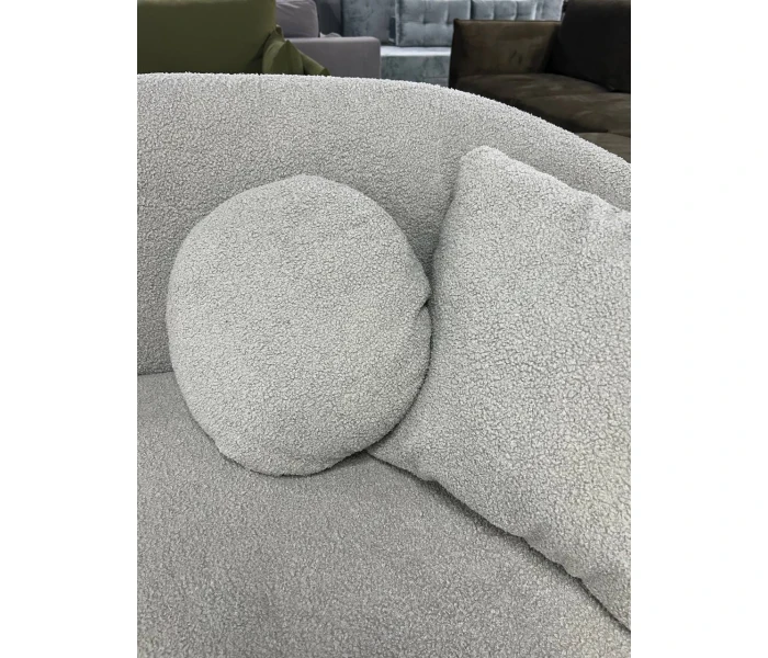 Дизайнерський диван нестандартної вигнутої форми