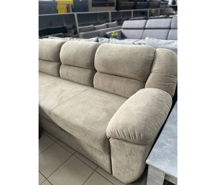 Светлый многоместный диван с фигурными подлокотниками