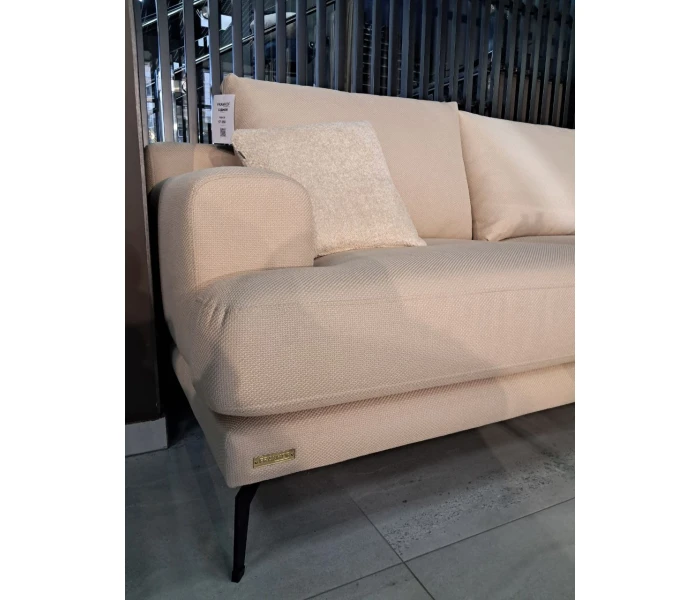 Елегантний диван з глибокою посадкою на високих ніжках