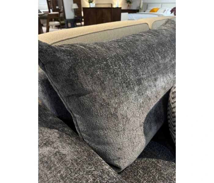 Диван-двійка з глибокою посадкою та тонкими металевими опорами