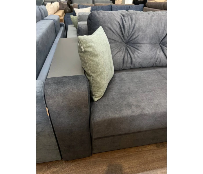 Дымчато-серый диван с декоративными мятными подушками и встроенной боковой нишей