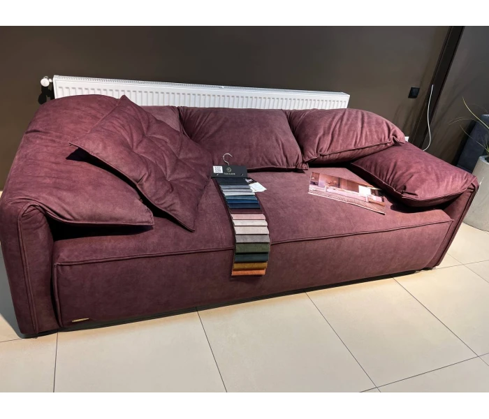 Массивный трехместный диван со сверхмягкой посадкой