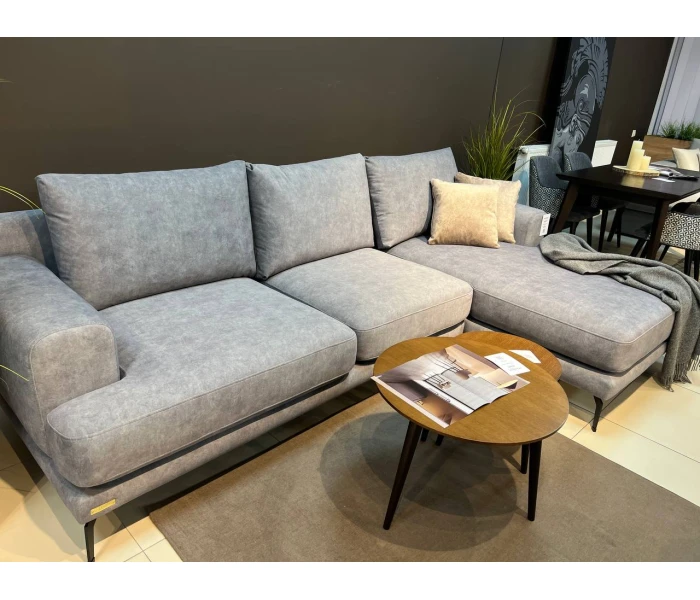 Лаконичный L-образный диван на тонких опорах