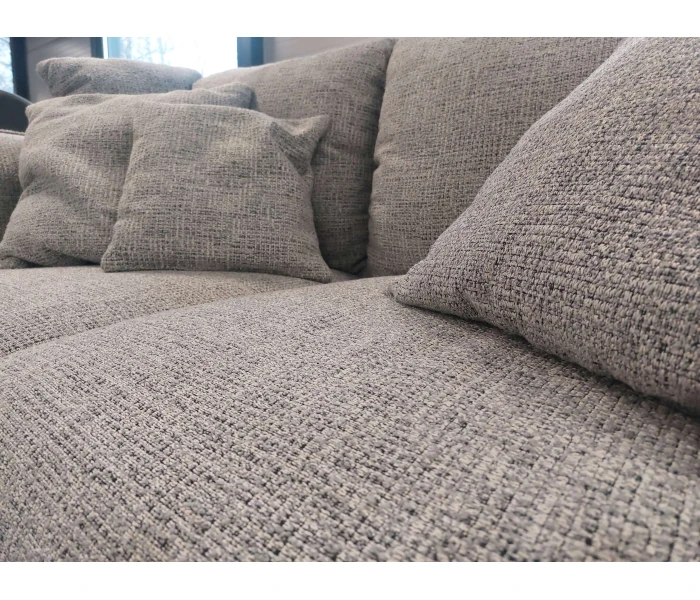 Елегантний двомісний диван з широкими підлокітниками