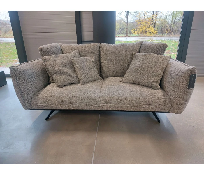 Елегантний двомісний диван з широкими підлокітниками