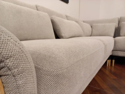 Угловой диван с деревянными ножками