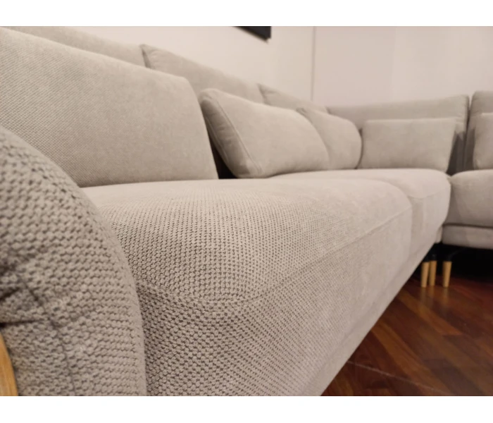 Кутовий диван з дерев'яними ніжками