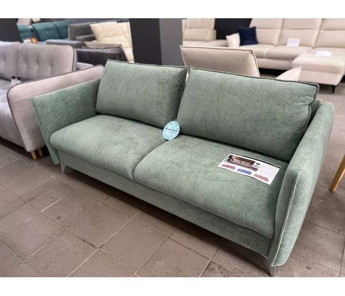 Компактный диван с тонкими подлокотниками и пышными подушками