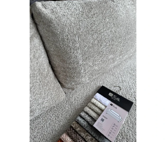 Лаконичный диван без подлокотников из прочной мебельной ткани