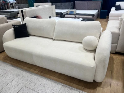 Диван светло-кремовый, с массивными закругленными боковинами