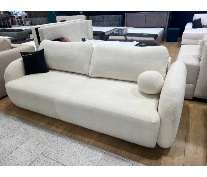 Диван светло-кремовый, с массивными закругленными боковинами