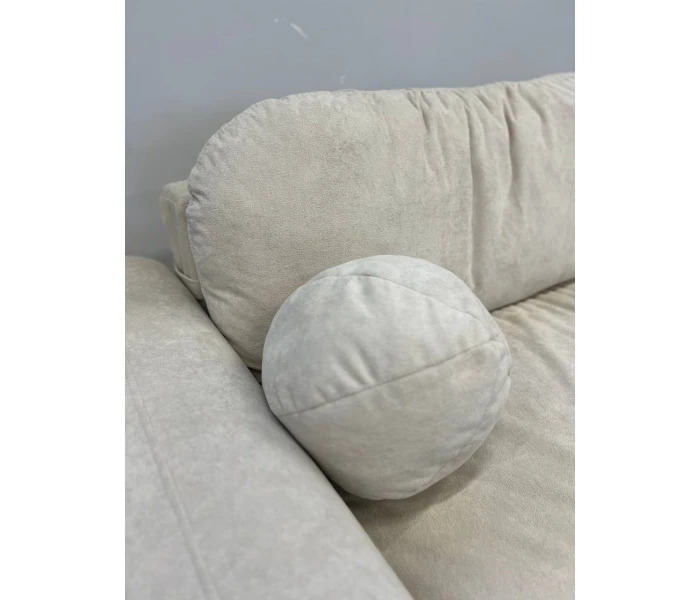 Двухместный бежевый диван с глубокой посадкой