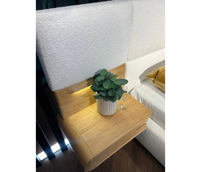 Двоспальне ліжко з білого букле з вбудованими дерев’яними тумбами