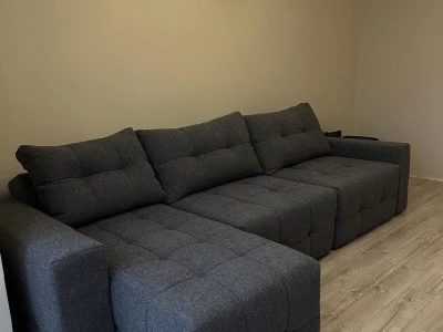 Кутовий диван з широкими підлокітниками