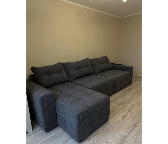 Кутовий диван з широкими підлокітниками