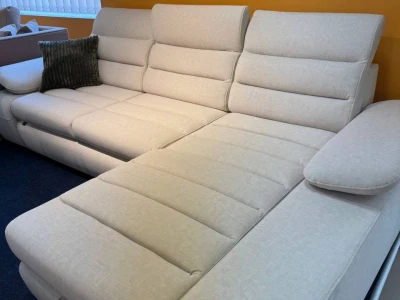 Кутовий диван з регульованими підголівниками та горизонтальною прошивкою