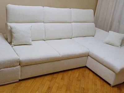 Кутовий диван-ліжко білий з підйомними підголівниками