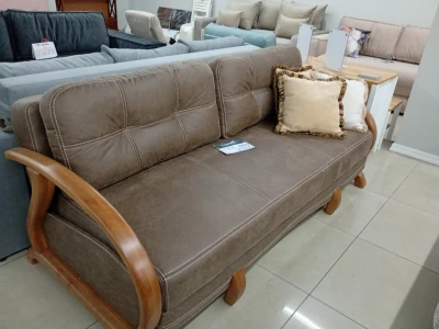 Прямой диван-кровать с деревянными элементами