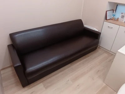 Перетяжка прямого офісного дивана в зносостійку екошкіру