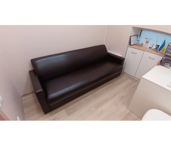 Перетяжка прямого офісного дивана в зносостійку екошкіру