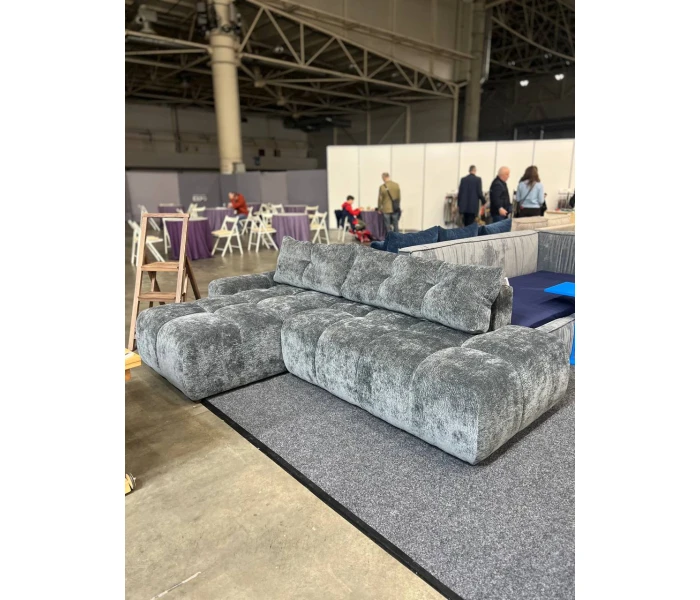 Комфортний лаунж-диван із м'яким сидінням-блоками