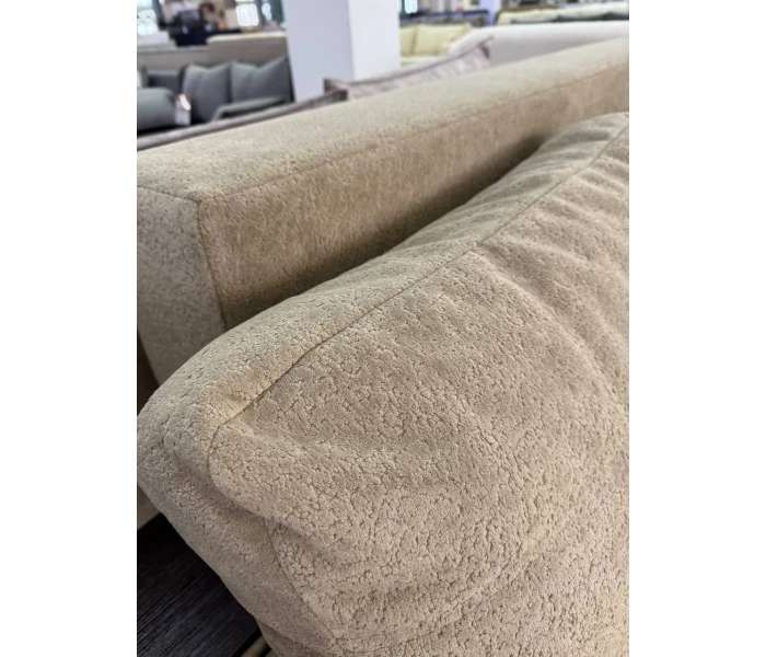 Компактный двухместный диван с боковыми деревянными полочками