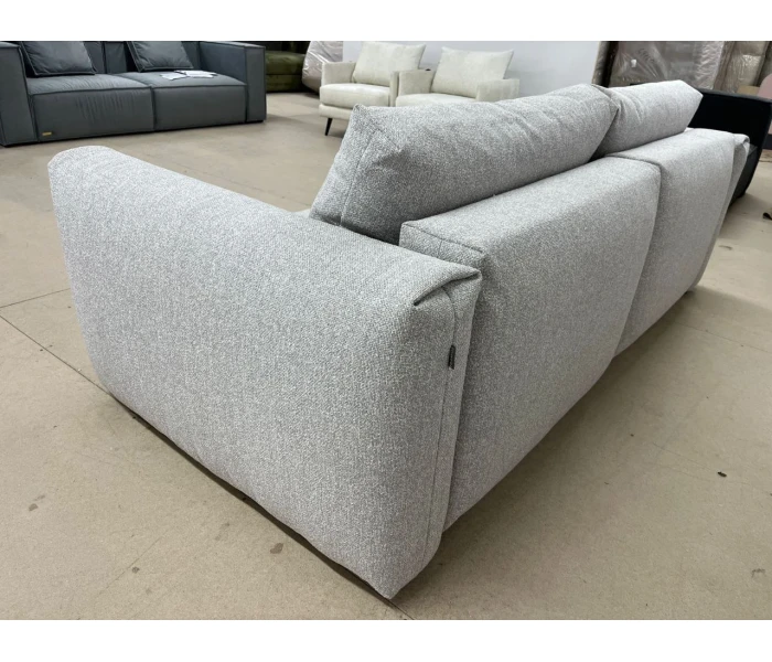 Раскладной диван с мягкими подлокотниками