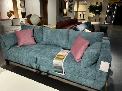 Прямий тримісний диван в бірюзовій оббивці