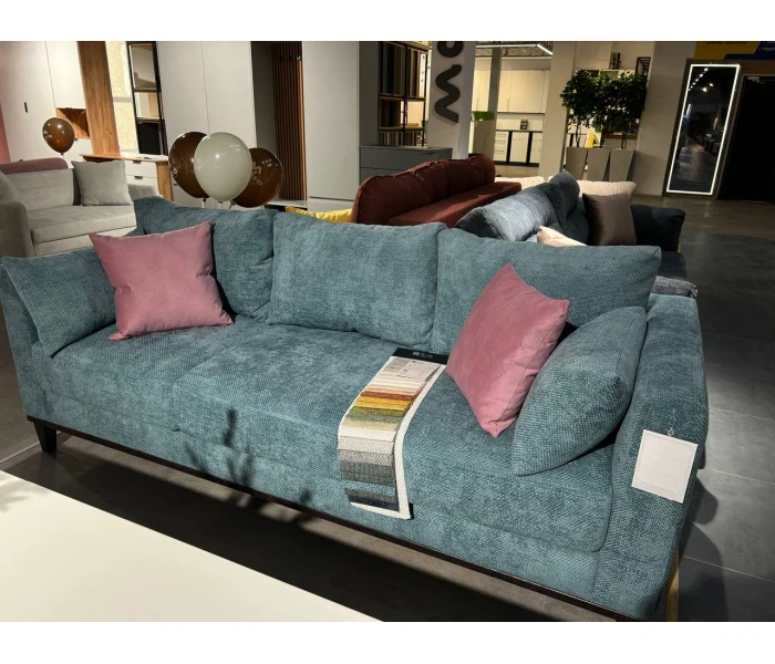 Прямий тримісний диван в бірюзовій оббивці