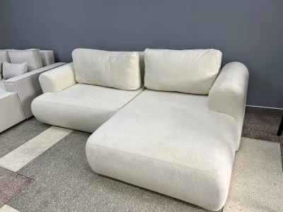 Низькопрофільний кутовий диван з округлими силуетами