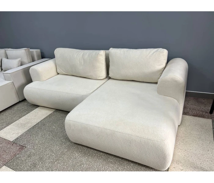 Низькопрофільний кутовий диван з округлими силуетами
