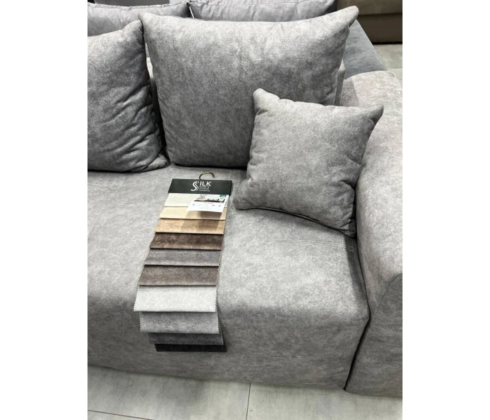 Прямой диван-кровать с декоративными подушками