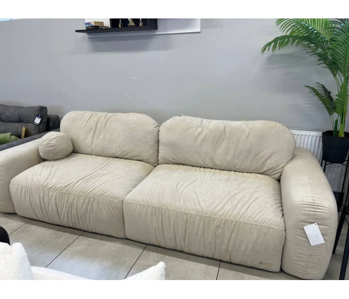 Двухместный бежевый диван с глубокой посадкой