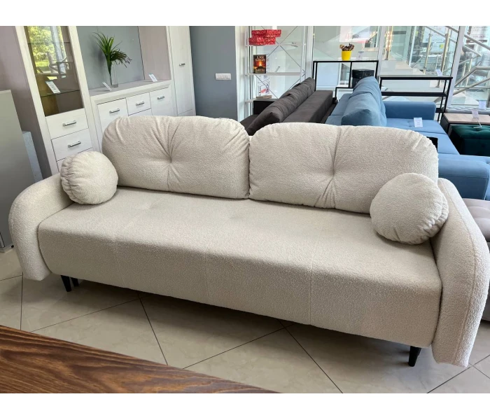 Світлий диван з великими приспинними подушками 