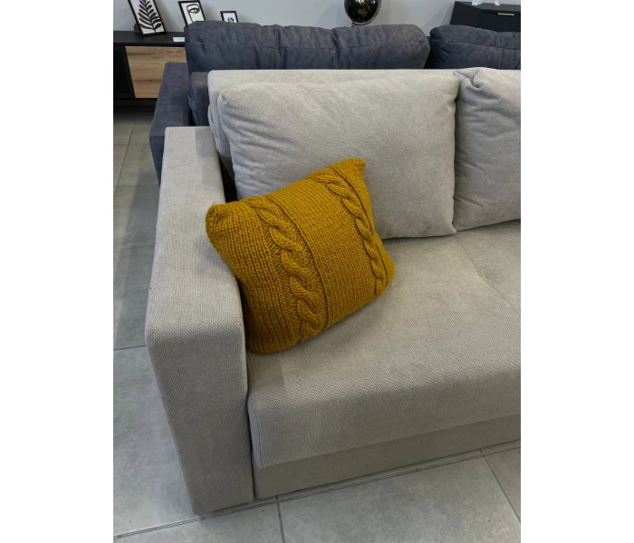 Компактный прямоугольный диван с широкими подлокотниками