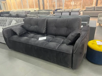 Велюровый двухместный диван-трансформер с широкими боковинами