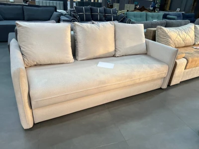 Компактный диван-трансформер с тонкими подлокотниками