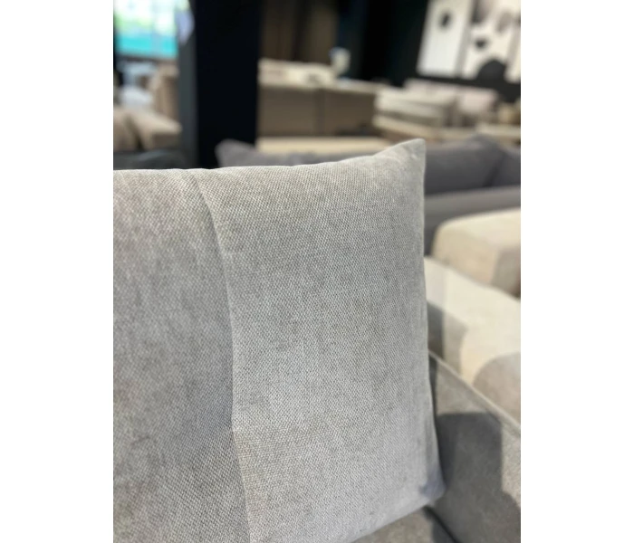 Прямий диван без ніжок з м'якими боковинами